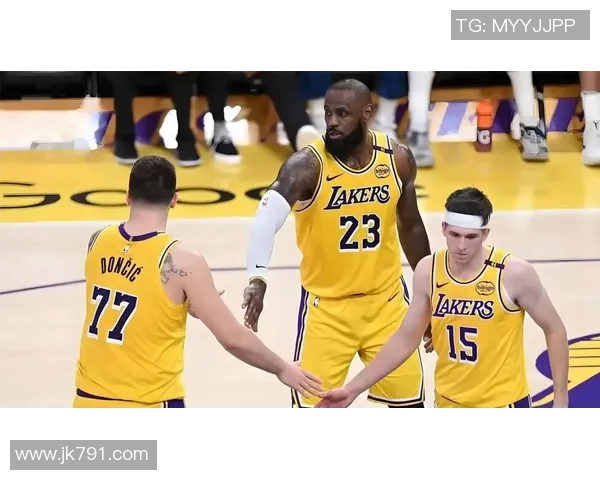 詹姆斯26分 湖人客场大胜快船